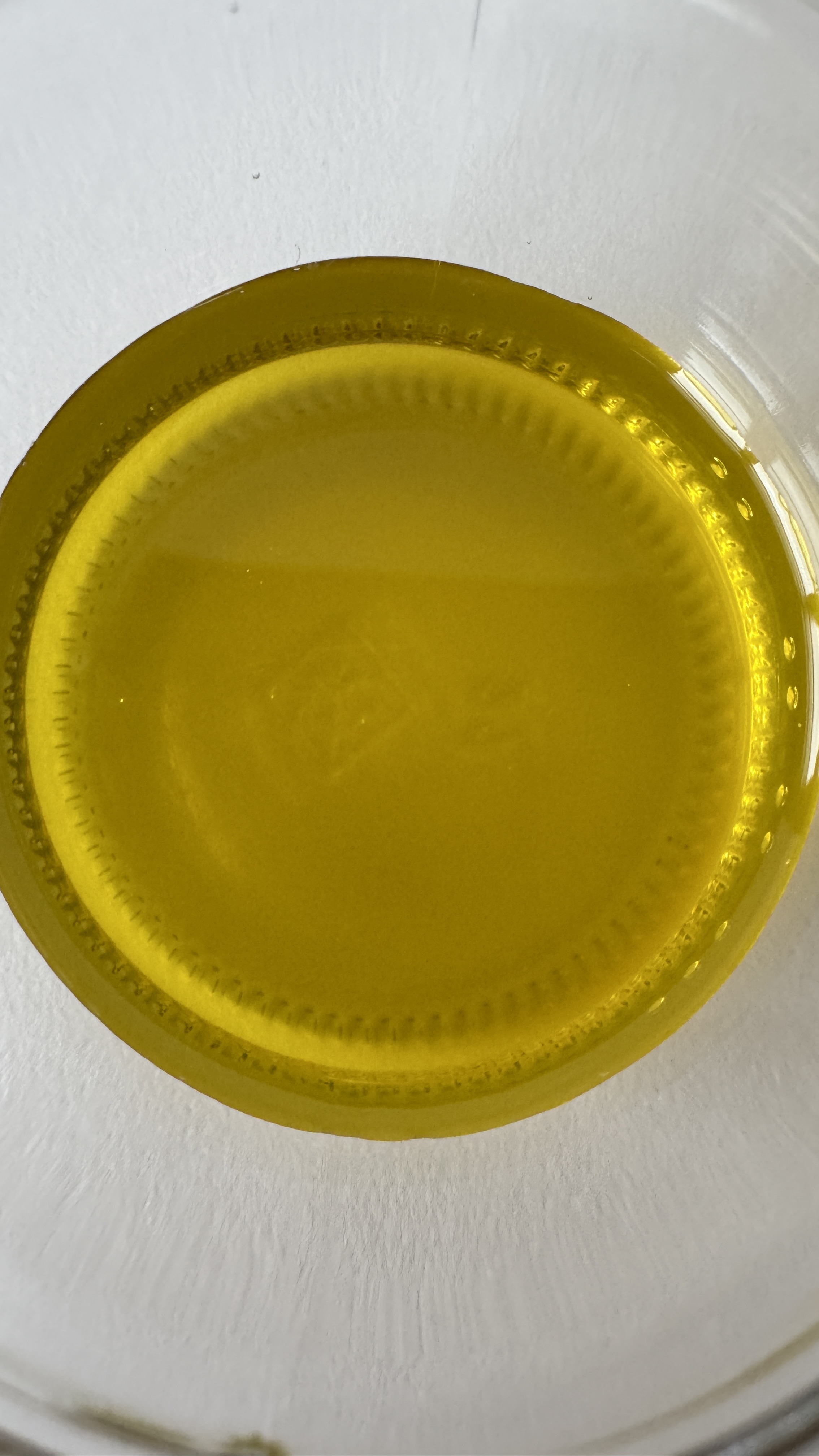 Kaltgepresstes Rapsöl – Einschenken